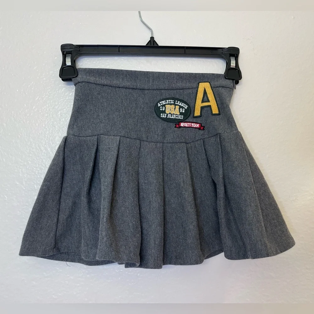 Zara Girl’s Gray Pleated Skirt with Patch Accents Size‎ 6